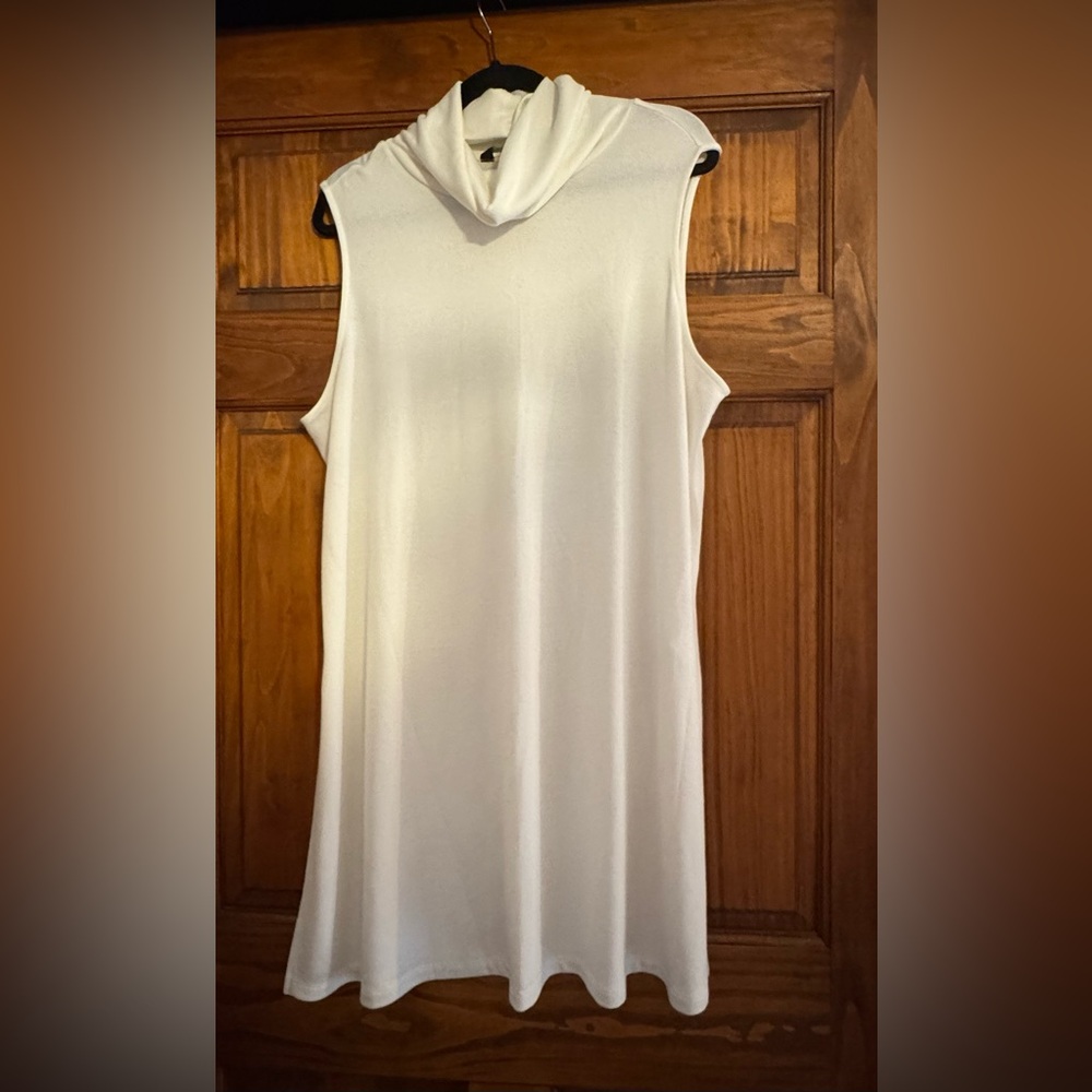 G By Giuliana 1X White sleeveless tunic with a cowl neck. NWOT. Never worn.